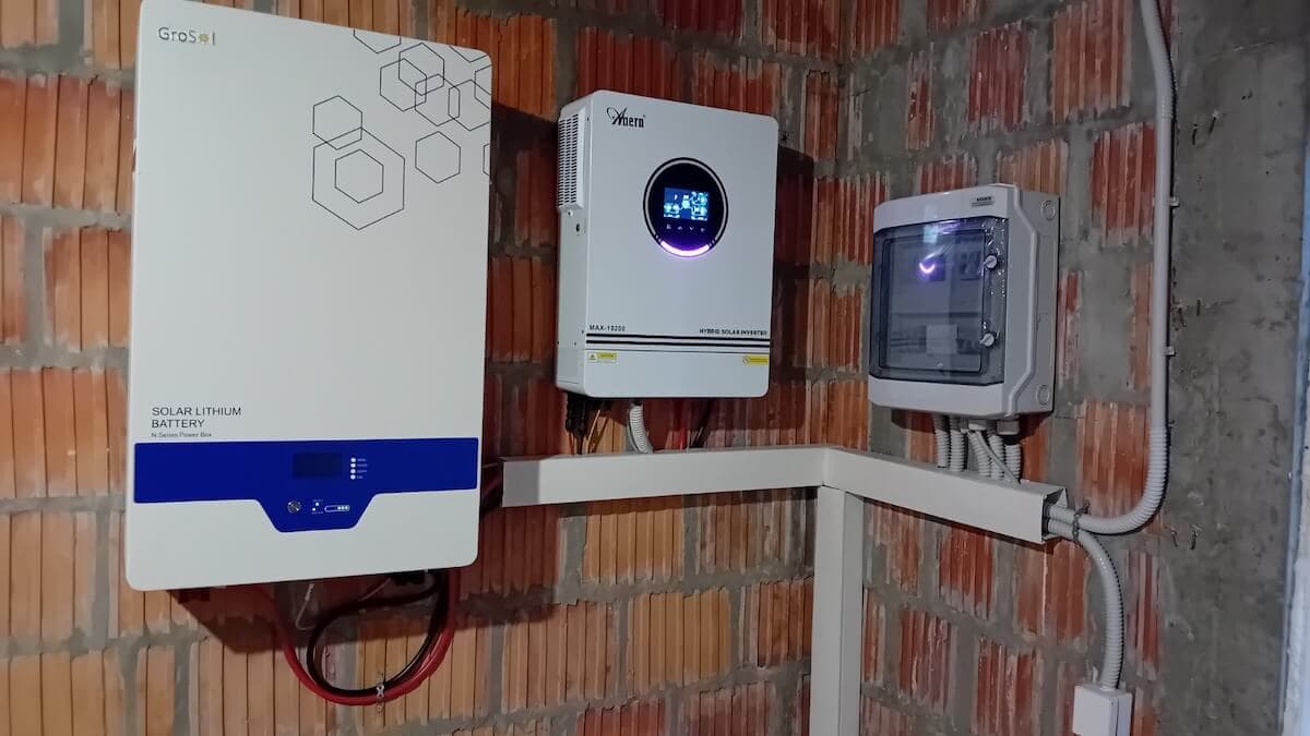 Inverter i baterija solarnog sistema na vikendici